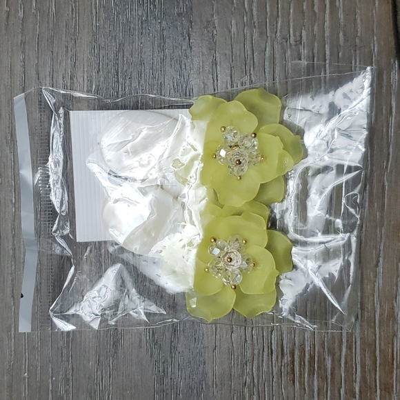 (MUST BUNDLE)Floral Yellow Earings 2"x1"in - Picture 2 of 4